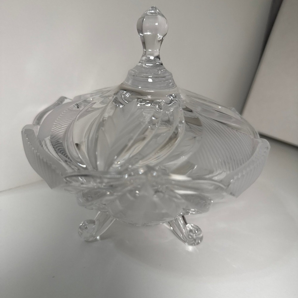 Crystal Glass Footed Candy Dish with Lid Frosted Leaf Design Clear 3-Footed Bowl